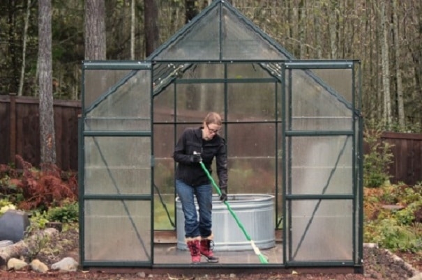 содержание теплицы из поликарбоната зимой